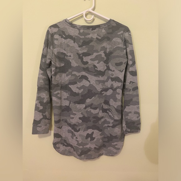 Jane and Delancey Women's Grey Camo Print Long Sleeve Top - Picture 2 of 3